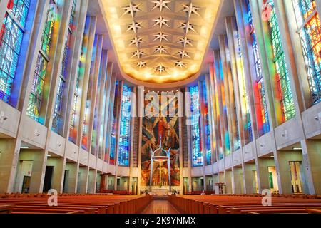 Große Buntglasfenster bedecken die Seitenwände der St. Joseph's Cathedral, einer katholischen Kirche in Hartford Connecticut Stockfoto