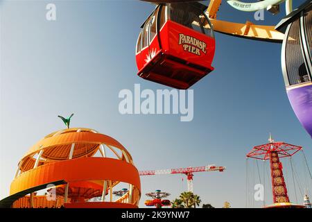 Viele Fahrgeschäfte sind in der Gegend am Paradise Pier, jetzt Pixar Pier in Disneyland's California Adventure genannt, vollgepackt Stockfoto