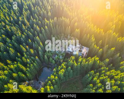 Ruinen einer ehemaligen Zinnmine im Wald von oben Stockfoto