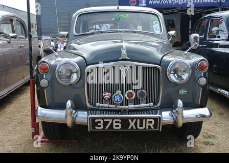 Ein 1963 Rover P4 steht auf der Ausstellung der englischen Riviera Oldtimer-Messe in Paignton, Devon, England, Großbritannien. Stockfoto