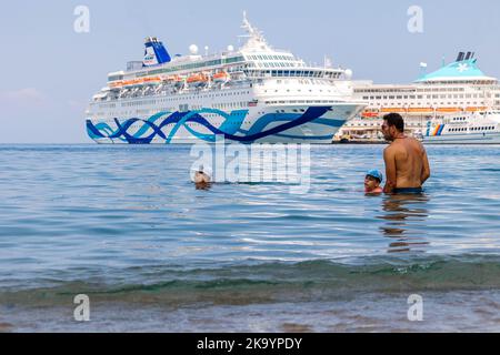 Rhodos, Griechenland - 23. August 2022: Panoramablick auf schöne Yachten, touristische Fähren stehen im Hafen von Rhodos, Griechenland. Stockfoto