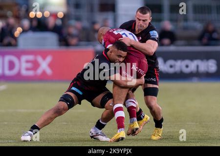 Tom O'Flaherty #11 von Sale Sharks wird von Ben Earl #7 von Saracens und Andy Christie #6 von Saracens während des Gallagher Premiership-Spiels Saracens gegen Sale Sharks im StoneX Stadium, London, Großbritannien, 30.. Oktober 2022 angegangen (Foto by Richard Washbrooke/News Images) Stockfoto