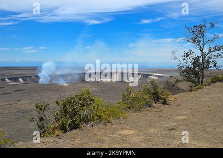 Die malerischen dampfenden Krater Kilauea und Halemaumau, Hawaiʻi Volcanoes National Park auf Big Island HI Stockfoto