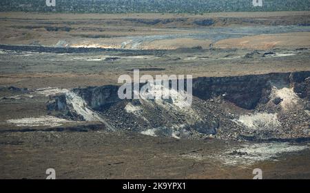 Die malerischen dampfenden Krater Kilauea und Halemaumau, Hawaiʻi Volcanoes National Park auf Big Island HI Stockfoto