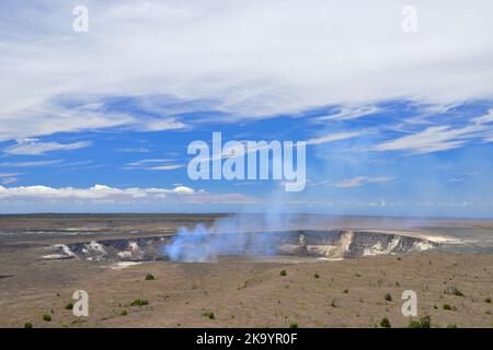 Die malerischen dampfenden Krater Kilauea und Halemaumau, Hawaiʻi Volcanoes National Park auf Big Island HI Stockfoto