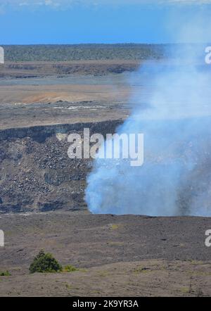 Die malerischen dampfenden Krater Kilauea und Halemaumau, Hawaiʻi Volcanoes National Park auf Big Island HI Stockfoto