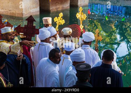 GONDAR, ÄTHIOPIEN - 19. JANUAR 2019: Menschen treffen sich beim Timkat-Festival im Fasilides Bath in Gondar, Äthiopien Stockfoto