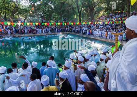 GONDAR, ÄTHIOPIEN - 19. JANUAR 2019: Menschen treffen sich beim Timkat-Festival im Fasilides Bath in Gondar, Äthiopien Stockfoto