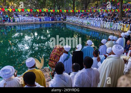 GONDAR, ÄTHIOPIEN - 19. JANUAR 2019: Menschen treffen sich beim Timkat-Festival im Fasilides Bath in Gondar, Äthiopien Stockfoto