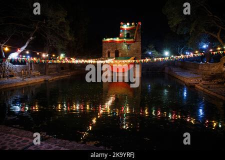 GONDAR, ÄTHIOPIEN - 19. JANUAR 2019: Menschen treffen sich beim Timkat-Festival im Fasilides Bath in Gondar, Äthiopien Stockfoto