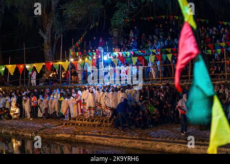 GONDAR, ÄTHIOPIEN - 19. JANUAR 2019: Menschen treffen sich beim Timkat-Festival im Fasilides Bath in Gondar, Äthiopien Stockfoto