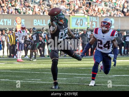 East Rutherford, New Jersey, USA. 30. Oktober 2022. New York Jets Tight End Tyler Conklin (83) canÕt Ziehen Sie einen über geworfen Pass spät im vierten Quartal, als New England Patriots Sicherheit Joshuah Bledsoe (24) verteidigt während eines NFL-Spiel am Sonntag, 30. Oktober 2022. Duncan Williams/CSM/Alamy Live News Stockfoto