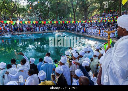 GONDAR, ÄTHIOPIEN - 19. JANUAR 2019: Menschen treffen sich beim Timkat-Festival im Fasilides Bath in Gondar, Äthiopien Stockfoto