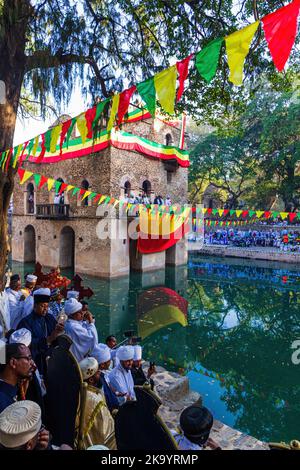 GONDAR, ÄTHIOPIEN - 19. JANUAR 2019: Menschen treffen sich beim Timkat-Festival im Fasilides Bath in Gondar, Äthiopien Stockfoto