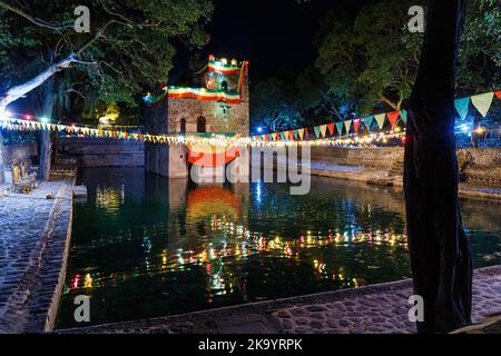 GONDAR, ÄTHIOPIEN - 19. JANUAR 2019: Menschen treffen sich beim Timkat-Festival im Fasilides Bath in Gondar, Äthiopien Stockfoto