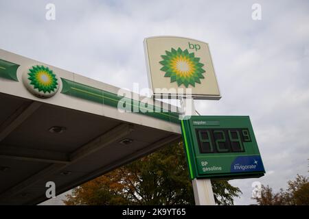 Washington, USA. 30. Oktober 2022. Eine allgemeine Ansicht des A BP-Logos und der Gaspreise an einer Tankstelle in Washington, DC, am Sonntag, den 30. Oktober 2022. (Graeme Sloan/Sipa USA) Quelle: SIPA USA/Alamy Live News Stockfoto