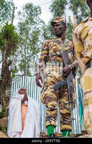 GONDAR, ÄTHIOPIEN - 18. JANUAR 2019: Soldat in Uniform, der während Timkat in Gondar, Äthiopien, über die Menge wacht. Stockfoto