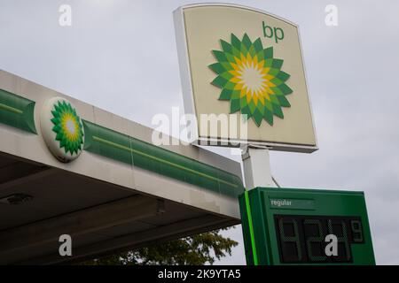 Washington, USA. 30. Oktober 2022. Eine allgemeine Ansicht des A BP-Logos und der Gaspreise an einer Tankstelle in Washington, DC, am Sonntag, den 30. Oktober 2022. (Graeme Sloan/Sipa USA) Quelle: SIPA USA/Alamy Live News Stockfoto