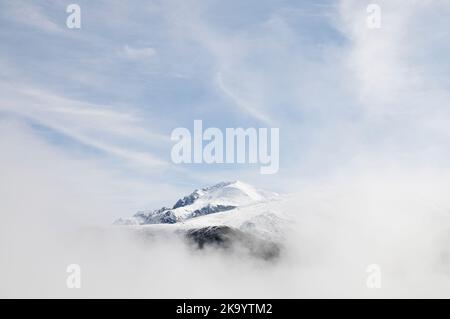 Schneebedeckter Gipfel, Piemont, Italien Stockfoto