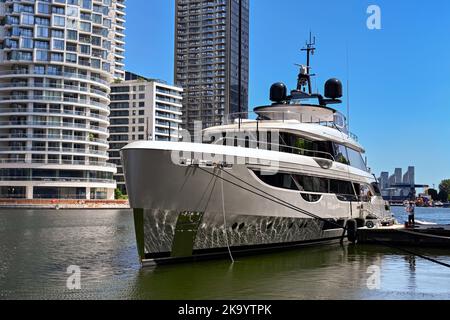 London, England - 2022. Juni: Die luxuriöse Motoryacht Phoenix liegt neben Gebäuden in Canary Wharf in den Lonbdon Docklands Stockfoto