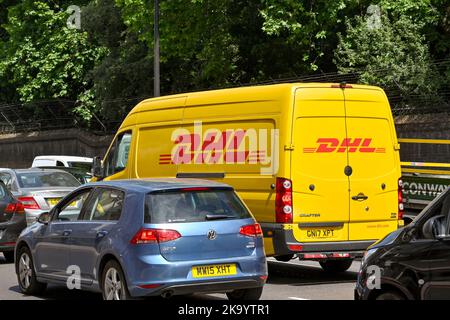 London, England - 2022. Juni: Lieferwagen des Kurierunternehmens DHL blieb im Londoner Zentrum im Verkehr stecken Stockfoto
