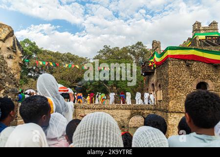 GONDAR, ÄTHIOPIEN, 18 2019. JANUAR: Menschen in Fasilides Bath feiern das Timkat-Fest, das wichtige äthiopisch-orthodoxe Fest der Epiphanie Stockfoto