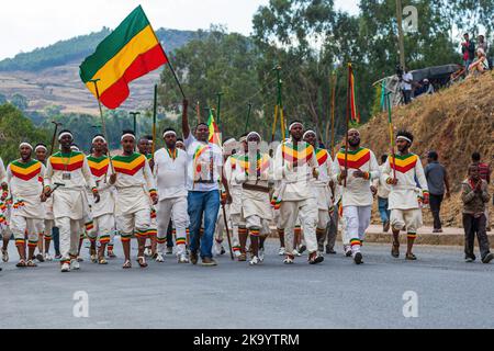 GONDAR, ÄTHIOPIEN, 18 2019. JANUAR: Menschen in traditioneller Kleidung feiern das Timkat-Fest, das wichtige äthiopisch-orthodoxe Fest Stockfoto