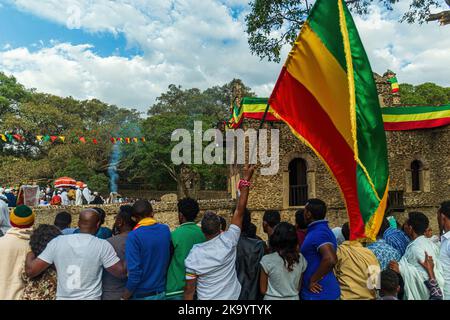 GONDAR, ÄTHIOPIEN, 18 2019. JANUAR: Menschen in Fasilides Bath feiern das Timkat-Fest, das wichtige äthiopisch-orthodoxe Fest der Epiphanie Stockfoto