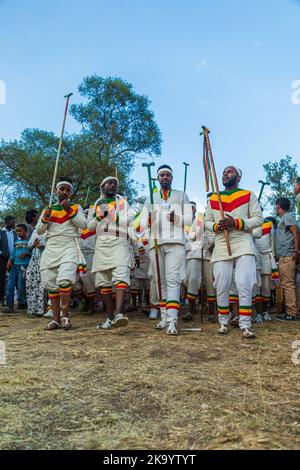 GONDAR, ÄTHIOPIEN, 18 2019. JANUAR: Menschen in traditioneller Kleidung feiern das Timkat-Fest, das wichtige äthiopisch-orthodoxe Fest Stockfoto