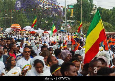 GONDAR, ÄTHIOPIEN, 18 2019. JANUAR: Menschen in traditioneller Kleidung feiern das Timkat-Fest, das wichtige äthiopisch-orthodoxe Fest Stockfoto