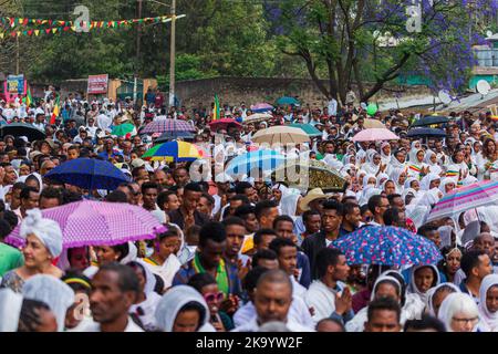 GONDAR, ÄTHIOPIEN, 18 2019. JANUAR: Menschen in traditioneller Kleidung feiern das Timkat-Fest, das wichtige äthiopisch-orthodoxe Fest Stockfoto