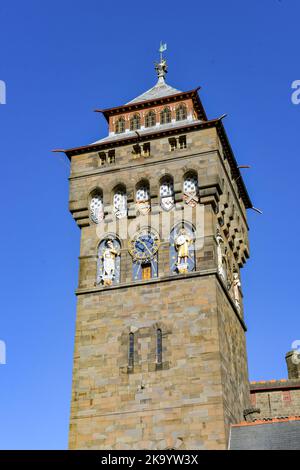 Cardiff, Wales - Oktober 2022: Kunstvolle Dekoration auf dem Uhrenturm von Cardiff Castle im Stadtzentrum Stockfoto