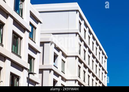 Nahaufnahme von weißen Wohnneubauten in der Carpet Street, Sugar House Island, London, Großbritannien Stockfoto