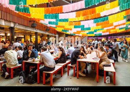 Innenraum der Seven Dials Market Food Hall, Covent Garden, London, Großbritannien Stockfoto