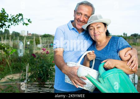 Glücklich liebende ältere Paar genießen Lieblings-Zeitvertreib im Garten Stockfoto