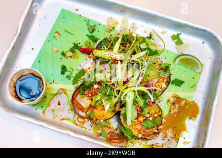 Gegrillte Satay-Aubergine im Bong Bong's Manila Kanteen, Seven Dials Market Food Hall, Covent Garden, London, Großbritannien Stockfoto