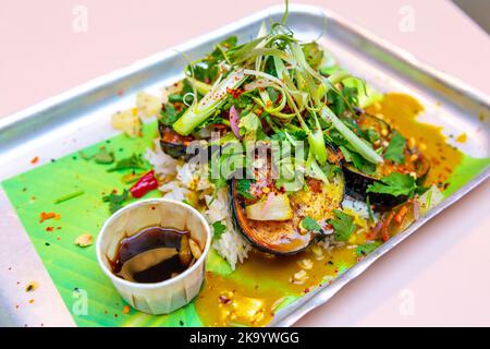 Gegrillte Satay-Aubergine im Bong Bong's Manila Kanteen, Seven Dials Market Food Hall, Covent Garden, London, Großbritannien Stockfoto