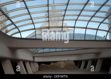 Blick von der Serdika U-Bahn-Station auf das bulgarische parlamentsgebäude, Sofia, Bulgarien. Stockfoto