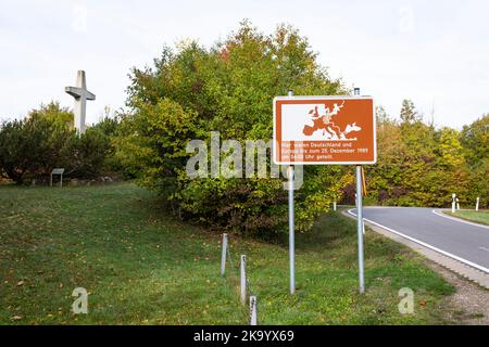 Schild mit der ehemaligen Grenze zwischen BRD und DDR bei Lengelfeld unterm Stein Stockfoto