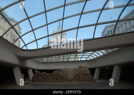 Blick von der Serdika U-Bahn-Station auf das bulgarische parlamentsgebäude, Sofia, Bulgarien. Stockfoto