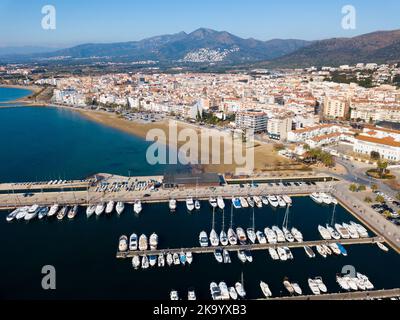 Blick von der Drohne auf Yachten in Roses, Spanien Stockfoto