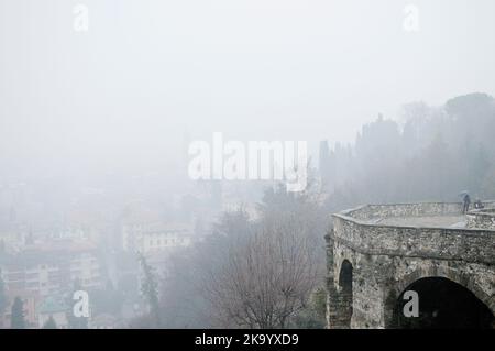 Panorama mit Nebel Stockfoto