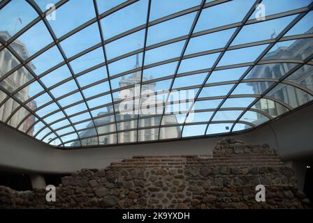 Blick von der Serdika U-Bahn-Station auf das bulgarische parlamentsgebäude, Sofia, Bulgarien. Stockfoto