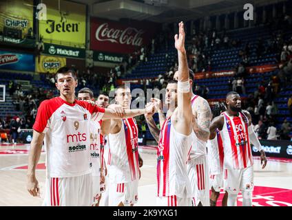 Belgrad, Serbien, 13.. Oktober 2022. Die Spieler von Crvena Zvezda mts Belgrade feiern mit den Fans während des EuroLeague-Spiels 2 zwischen Crvena Zvezda mts Belgrade und Panathinaikos Athens in der Aleksandar Nikolic Hall in Belgrad, Serbien. 29. Oktober 2022. Kredit: Nikola Krstic/Alamy Stockfoto