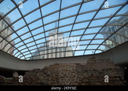 Blick von der Serdika U-Bahn-Station auf das bulgarische parlamentsgebäude, Sofia, Bulgarien. Stockfoto