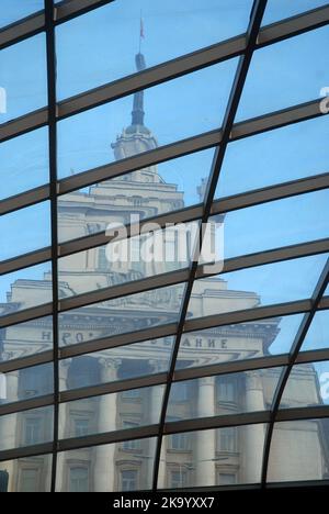 Blick von der Serdika U-Bahn-Station auf das bulgarische parlamentsgebäude, Sofia, Bulgarien. Stockfoto