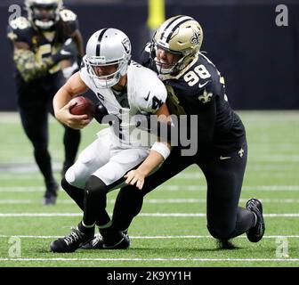 New Orleans, USA. 30. Oktober 2022. Das Verteidigungsende der New Orleans Saints, Payton Turner (98), säcke den Quarterback Derek Carr (4) der Las Vegas Raiders während eines Wettbewerbs der National Football League im Caesars Superdome in New Orleans, Louisiana, am Sonntag, den 30. Oktober 2022. (Foto von Peter G. Forest/Sipa USA) Quelle: SIPA USA/Alamy Live News Stockfoto