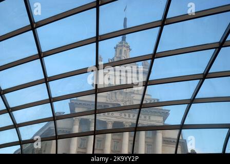 Blick von der Serdika U-Bahn-Station auf das bulgarische parlamentsgebäude, Sofia, Bulgarien. Stockfoto