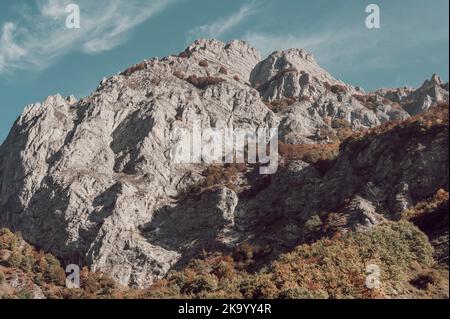 Cima in periodo autunnale in alta valle Gesso, Cuneo (Piemonte, Italia) Stockfoto