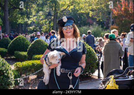 New York, USA. 30. Oktober 2022. Menschen und Haustiere nehmen am 30. Oktober 2022 an der Dog Day Halloween Parade und dem Kostümwettbewerb im Washington Square Park in New York, NY Teil. (Foto: Matthew Rodier/Sipa USA) Quelle: SIPA USA/Alamy Live News Stockfoto